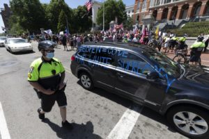 Usa, 4 morti e suv polizia su manifestanti. Fratello Floyd: “Trump non mi ha ascoltato”
