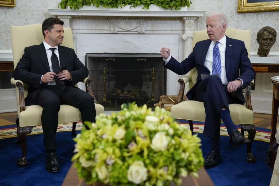 Escalation in Ucraina, ora Biden apre a nuove armi per Zelensky: solo Erdogan in campo per una trattativa di pace Escalation in Ucraina, ora Biden apre a nuove armi per Zelensky: solo Erdogan in campo per una trattativa di pace