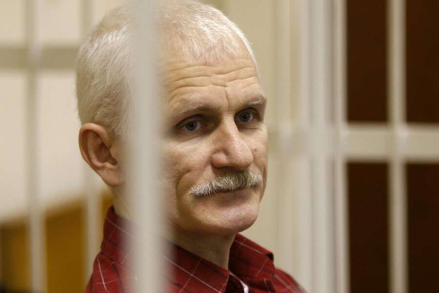 Chi è Ales Bialatski, l’attivista bielorusso vincitore del Premio Nobel per la pace che ha sfidato il regime di Lukashenko Chi è Ales Bialatski, l’attivista bielorusso vincitore del Premio Nobel per la pace che ha sfidato il regime di Lukashenko