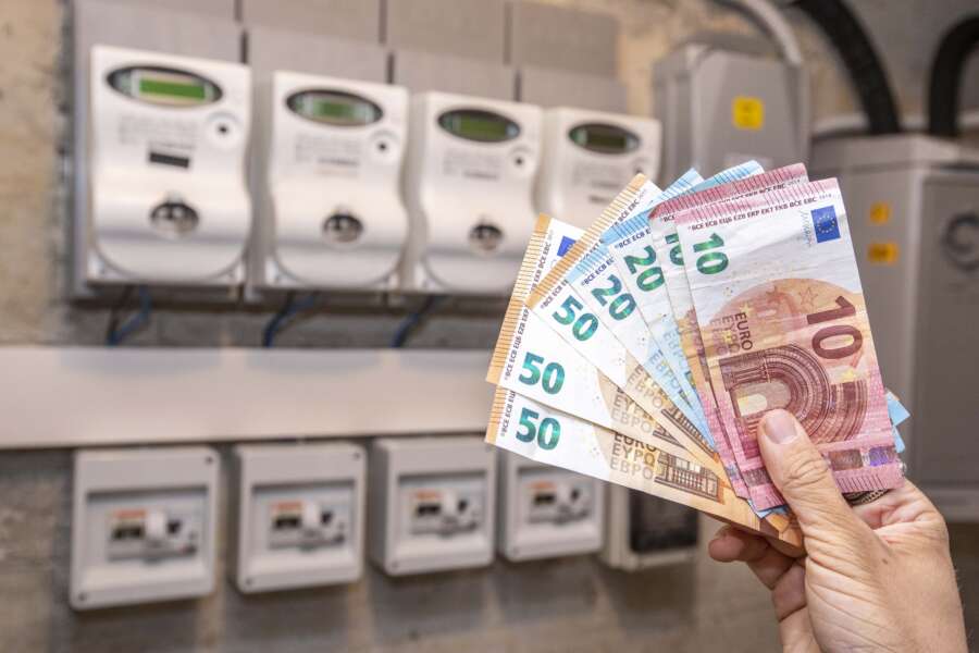 Bollette luce e gas, vera palla al piede di famiglie e imprese: risparmi e competitività ai minimi Bollette luce e gas, vera palla al piede di famiglie e imprese: risparmi e competitività ai minimi