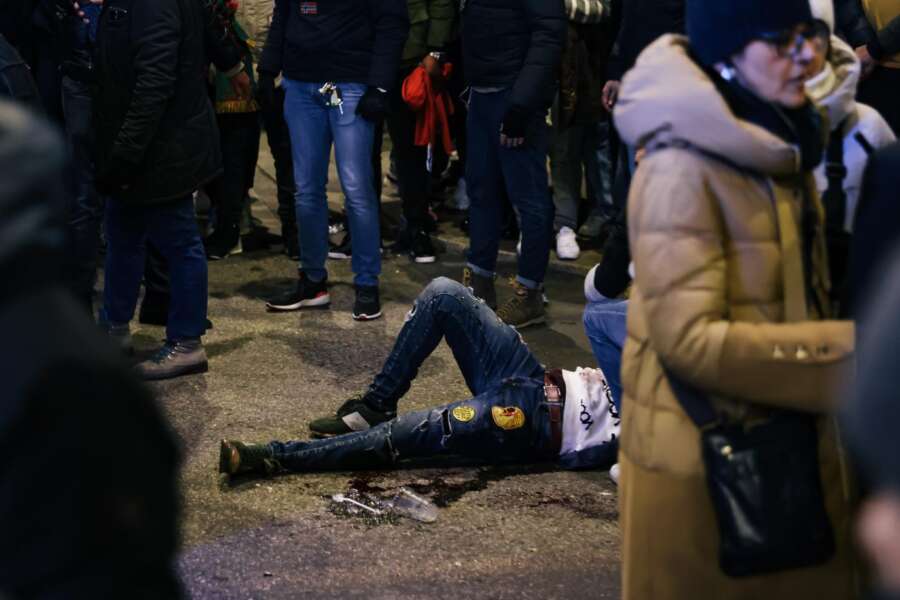 Marocco in festa, a Milano la gioia per la semifinale mondiale finisce nel sangue: grave un ragazzo accoltellato nella folla Marocco in festa, a Milano la gioia per la semifinale mondiale finisce nel sangue: grave un ragazzo accoltellato nella folla