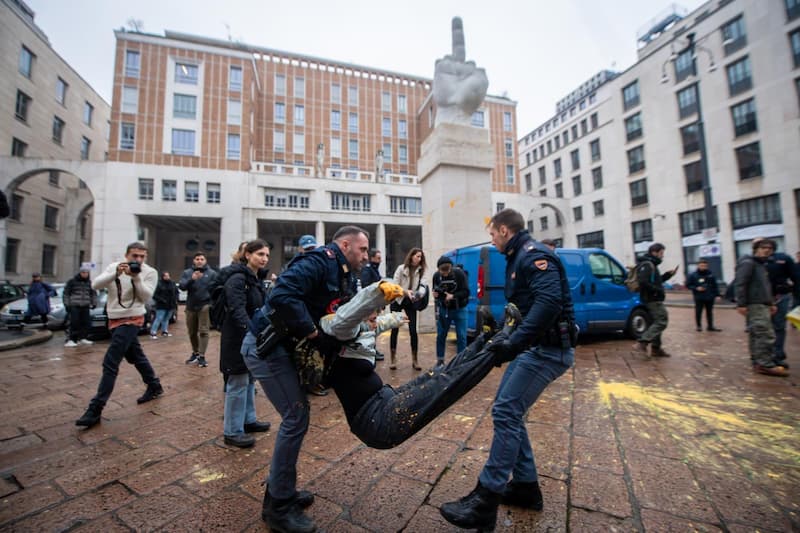 Cos’è Ultima Generazione, il gruppo ecologista che imbratta e protesta: tutto per gli effetti del cambiamento climatico Cos’è Ultima Generazione, il gruppo ecologista che imbratta e protesta: tutto per gli effetti del cambiamento climatico