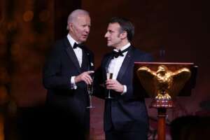 Le strategie differenti di Biden e Macron per la pace: salvare la faccia a Putin o destituirlo