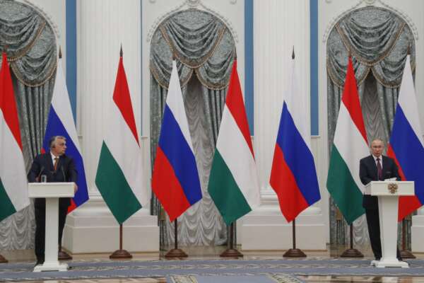 L’Ungheria di Orban rompe con l’Europa, su nucleare e gas firma gli accordi con la Russia di Putin