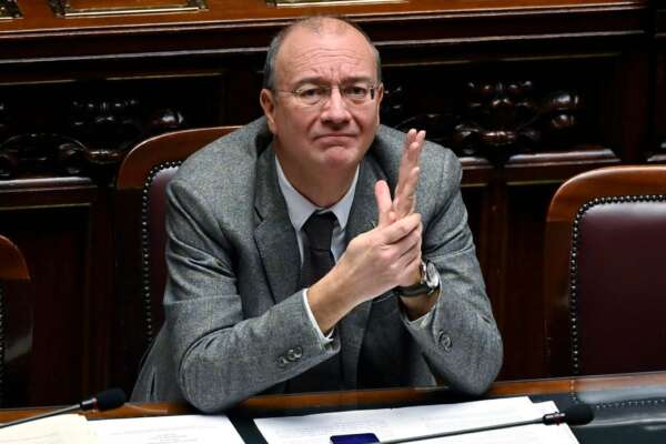 Valditara toglie l’asterisco e si rifugia dietro la Crusca. Ora si attivi per le vere esigenze: serve formazione per i docenti