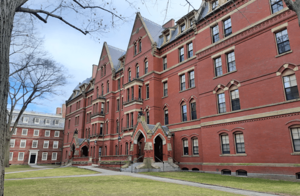 Harvard, Trump blocca l’iscrizione di studenti stranieri, l’università gli fa causa. Quando l’ideologia MAGA demolisce i valori americani