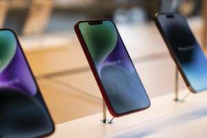 L’Europa valuta dazi sui prodotti Apple. La risposta a Trump per lanciare una guerra commerciale