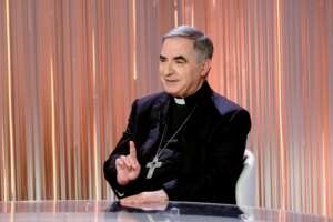 Il cardinale Becciu obbedisce a Papa Francesco, passo indietro per la “serenità” del Conclave: anche la Chiesa non è garantista