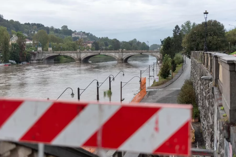 In Italia si muore di pioggia o di sete: quando il cambiamento climatico incontra l’inerzia amministrativa