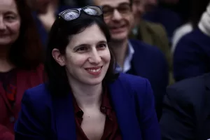 Il “metodo Franceschini” sbarca a Parigi. Schlein non entra nel merito e attacca, Conte pensa al mea culpa preventivo