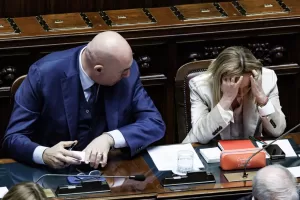 Meloni e la baruffa su Ventotene per spostare l’attenzione, ma i nodi vengono al pettine. Fassino: “Manifestazione di arroganza e ignoranza non consentita ad una Premier”