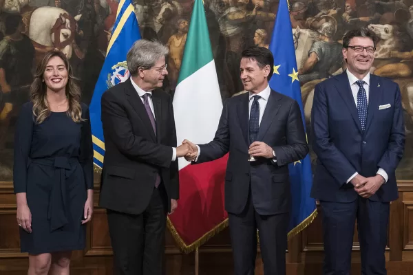 Foto Roberto Monaldo / LaPresse
01-06-2018 Roma 
Politica
Palazzo Chigi – Insediamento del Presidente del Consiglio Giuseppe Conte
Nella foto Maria Elena Boschi, Paolo Gentiloni, Giuseppe Conte, Giancarlo Giorgetti 

Photo Roberto Monaldo / LaPresse
01-06-2018 Rome (Italy)
Prime Minister Giuseppe Conte takes office in Chigi Palace
In the photo Maria Elena Boschi, Paolo Gentiloni, Giuseppe Conte, Giancarlo Giorgetti