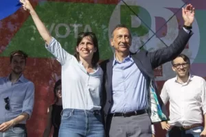 Salva Milano, Schlein e Sala si tirano fuori. Quando la politica offre i polsi al tintinnar di manette
