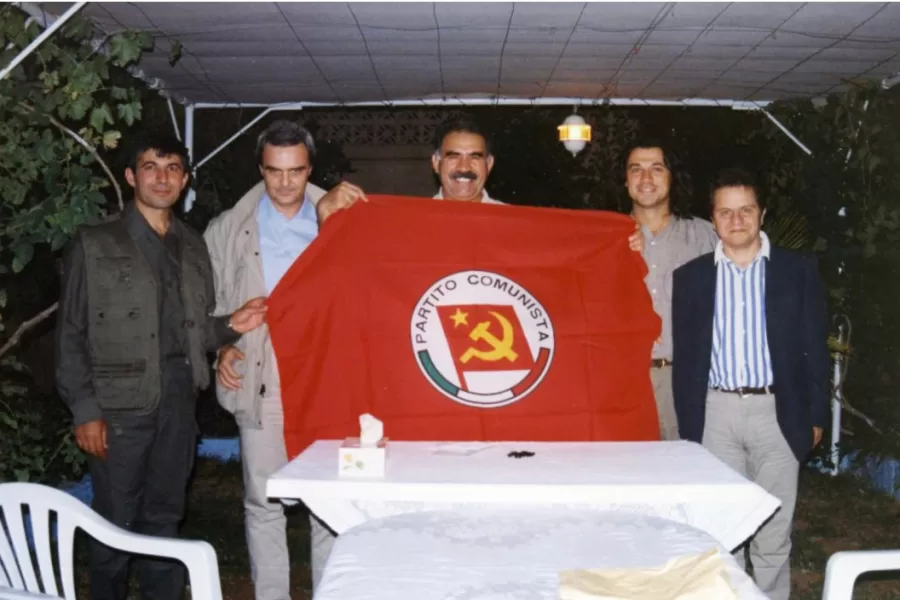 Öcalan scioglie il Pkk. Rifugiato in Italia ed espulso nel ’99. “Il piccolo successo del governo è archiviato nel silenzio generale” Öcalan scioglie il Pkk. Rifugiato in Italia ed espulso nel ’99. “Il piccolo successo del governo è archiviato nel silenzio generale”