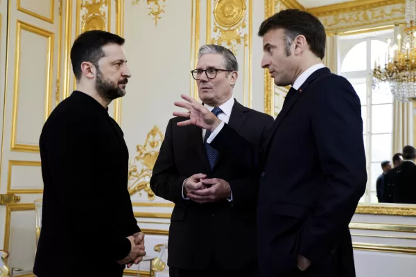 Putin finge di negoziare: i “volenterosi” di Parigi non cedono sulle sanzioni