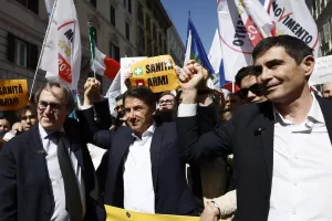 Giuseppe Conte con Angelo Bonelli e Nicola Fratoianni  alla manifestazione Contro il riarmo europeo e per la pace – Roma Italia    Sabato 5 Aprile 2025 – Cronaca – (foto di Cecilia  Fabiano/LaPresse)

Giuseppe Conte with  Angelo Bonelli and  Nicola Fratoianni  at the Demonstration Against European Rearmament and for Peace  Rome,  Italy Saturday, April 5, 2025 – News – (photo by Cecilia Fabiano/LaPresse)