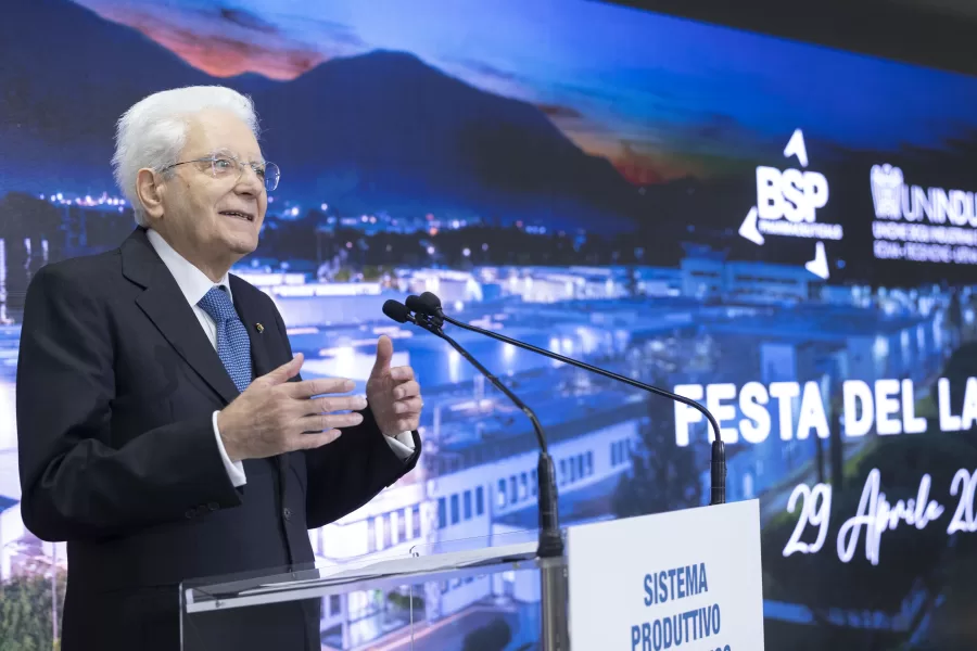 Il Presidente della Repubblica Sergio Mattarella all’azienda BSP Pharmaceuticals S.p.a di Latina, in occasione della celebrazione della Festa del Lavoro
(foto di Francesco Ammendola – Ufficio per la Stampa e la Comunicazione della Presidenza della Repubblica) Il Presidente della Repubblica Sergio Mattarella all’azienda BSP Pharmaceuticals S.p.a di Latina, in occasione della celebrazione della Festa del Lavoro
(foto di Francesco Ammendola – Ufficio per la Stampa e la Comunicazione della Presidenza della Repubblica)