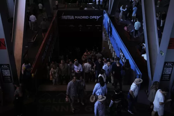 Spectators roam inside the Madrid Open tennis tournament venue during a general blackout in Madrid, Monday, April 28, 2025. (AP Photo/Manu Fernandez)

Associated Press/LaPresse