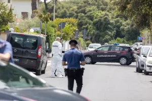 Presunto femminicidio a Fregene,  donna trovata morta in villetta, ferita alla testa.                 nella foto: i carabninieri a lavoro per i rilievi                              15/05/2025  Roma                                 (foto:                                             Francesco benvenuti/LaPresse)