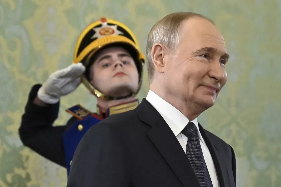 Russian President Vladimir Putin arrives for a meeting with Malaysian Prime Minister Anwar Ibrahim at the Kremlin in Moscow, Russia, Wednesday, May 14, 2025. (Alexander Nemenov/Pool Photo via AP)
Associated Press/LaPresse Russian President Vladimir Putin arrives for a meeting with Malaysian Prime Minister Anwar Ibrahim at the Kremlin in Moscow, Russia, Wednesday, May 14, 2025. (Alexander Nemenov/Pool Photo via AP)
Associated Press/LaPresse