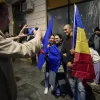 Supporters of presidential candidate Nicusor Dan pose with European Union and Romanian flags after polls closed for the second round of the country’s presidential election redo in Bucharest, Romania, Sunday, May 18, 2025. (AP Photo/Andreea Alexandru)

Associated Press/LaPresse