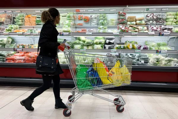 Foto Alessandro Bremec/LaPresse
10-11-2022 Cologno Monzese, Italia – Cronaca – Spesa all’Esselunga di Viale Lombardia. Nella foto: Un momento della spesa

November 11, 2022 Cologno Monzese Italy – News – Shopping at the Esselunga in Viale Lombardia. Nella foto: A moment of shopping