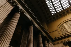 Vaticano, dove il “giusto processo” è impossibile. Quando il diritto si scontra con il potere assoluto