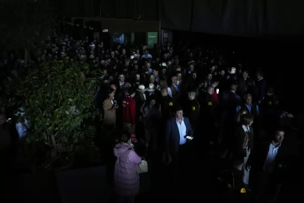 Spectators roam inside the Madrid Open tennis tournament venue during a general blackout in Madrid, Monday, April 28, 2025. (AP Photo/Manu Fernandez)

Associated Press/LaPresse
