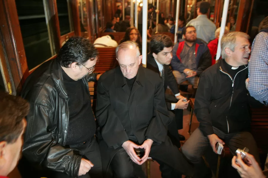 Sognando un Papa ‘del popolo’, come quando Bergoglio prendeva i mezzi pubblici Sognando un Papa ‘del popolo’, come quando Bergoglio prendeva i mezzi pubblici