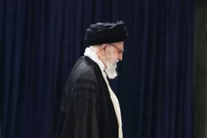 Iranian Supreme Leader Ayatollah Ali Khamenei leaves after casting his vote during the presidential election in Tehran, Iran, Friday, June 28, 2024. Iranians voted Friday in a snap election to replace the late hard-line President Ebrahim Raisi, with the race’s sole reformist candidate vowing to seek “friendly relations” with the West in an effort to boost his campaign. (AP Photo/Vahid Salemi)


Associated Press/LaPresse