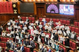 protesta delle opposizioni in occasione del voto finale di conversione in legge del decreto sicurezza. Camera dei Deputati a  Roma, Giovedì 29 Maggio 2025 (foto Mauro Scrobogna / LaPresse)  

opposition protests during the final vote to convert the security decree into law. Chamber of Deputies in Rome, Thursday May 29 2025. (Photo by Mauro Scrobogna / LaPresse)