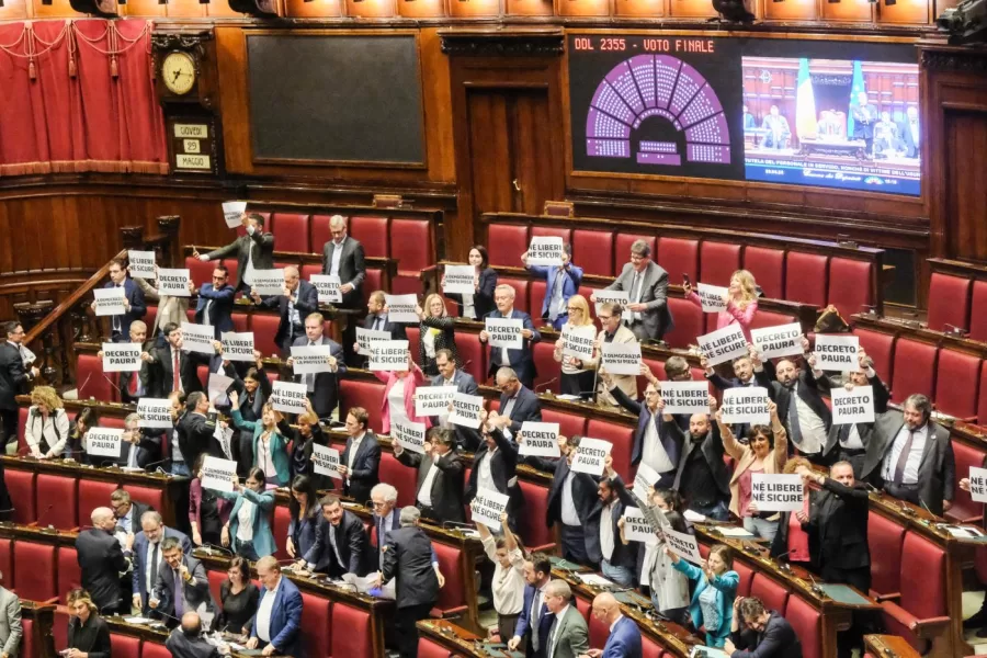 protesta delle opposizioni in occasione del voto finale di conversione in legge del decreto sicurezza. Camera dei Deputati a Roma, Giovedì 29 Maggio 2025 (foto Mauro Scrobogna / LaPresse)
opposition protests during the final vote to convert the security decree into law. Chamber of Deputies in Rome, Thursday May 29 2025. (Photo by Mauro Scrobogna / LaPresse) protesta delle opposizioni in occasione del voto finale di conversione in legge del decreto sicurezza. Camera dei Deputati a Roma, Giovedì 29 Maggio 2025 (foto Mauro Scrobogna / LaPresse)
opposition protests during the final vote to convert the security decree into law. Chamber of Deputies in Rome, Thursday May 29 2025. (Photo by Mauro Scrobogna / LaPresse)