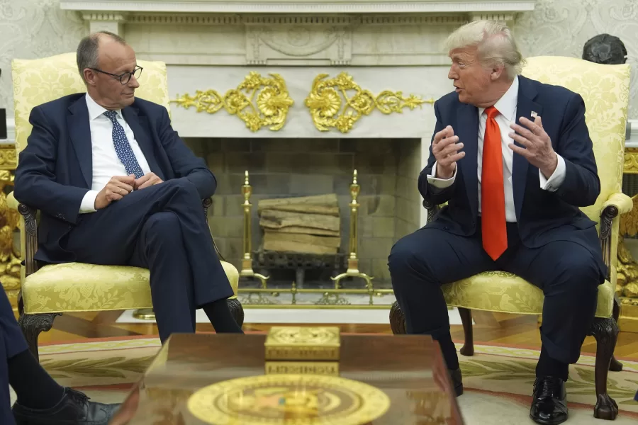 Merz da Trump tra battute e colpi di scena. Mano tesa sui dazi, scintille sull’Ucraina Merz da Trump tra battute e colpi di scena. Mano tesa sui dazi, scintille sull’Ucraina